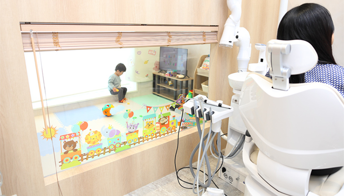 お子さま連れの方も快適に治療を受けられる環境 お子さまの様子を見ながら治療できるユニットを完備