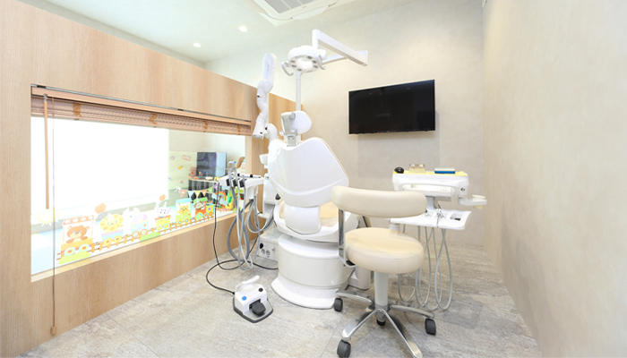 お子さま連れの方も快適に治療を受けられる環境 お子さまの様子を見ながら治療できるユニットを完備