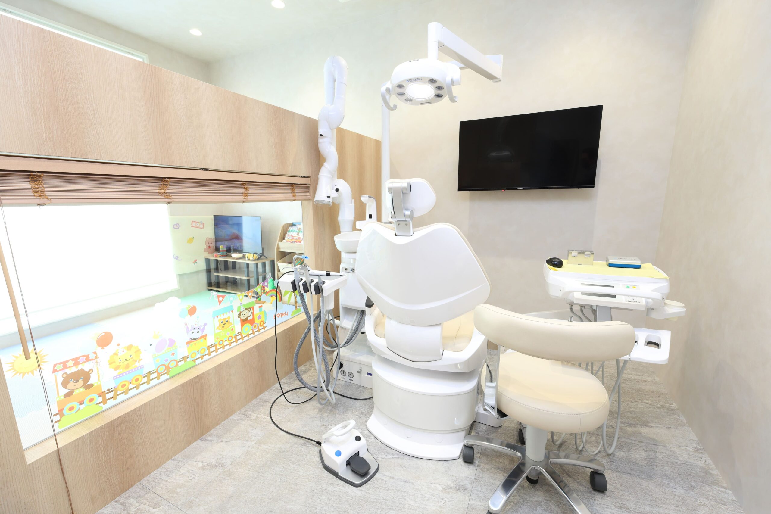 キッズスペースが見える診療室